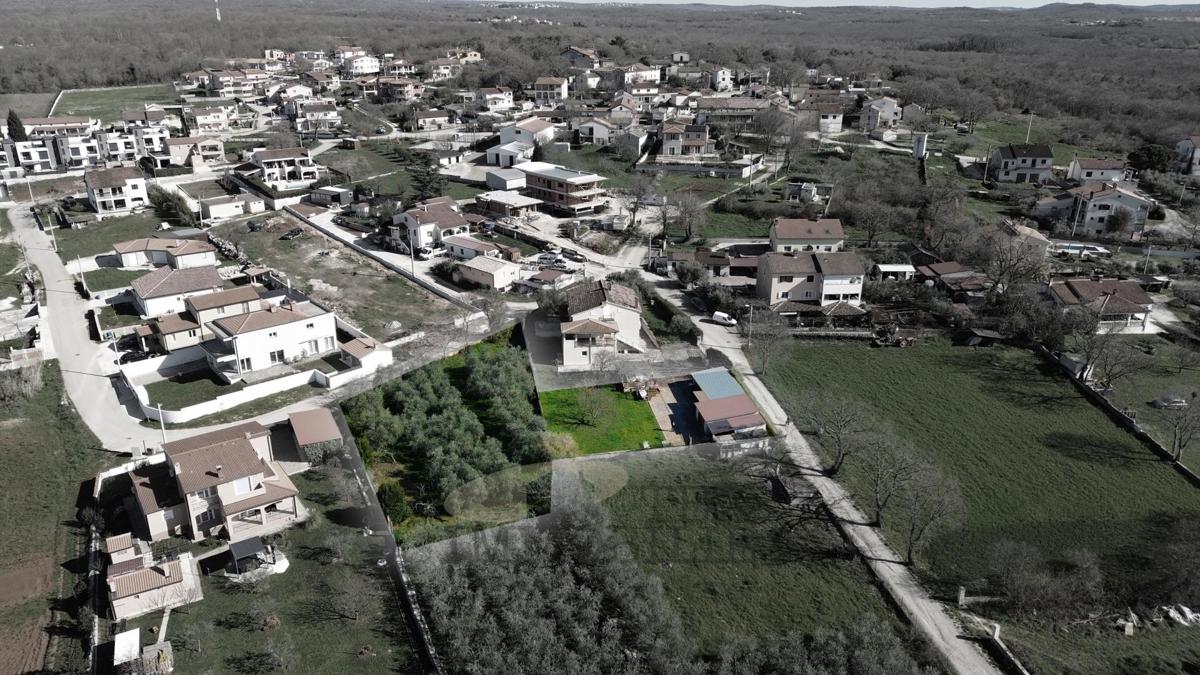 Stavbno zemljišče v izmeri 1.735 m² za gradnjo 12 stanovanjskih enot