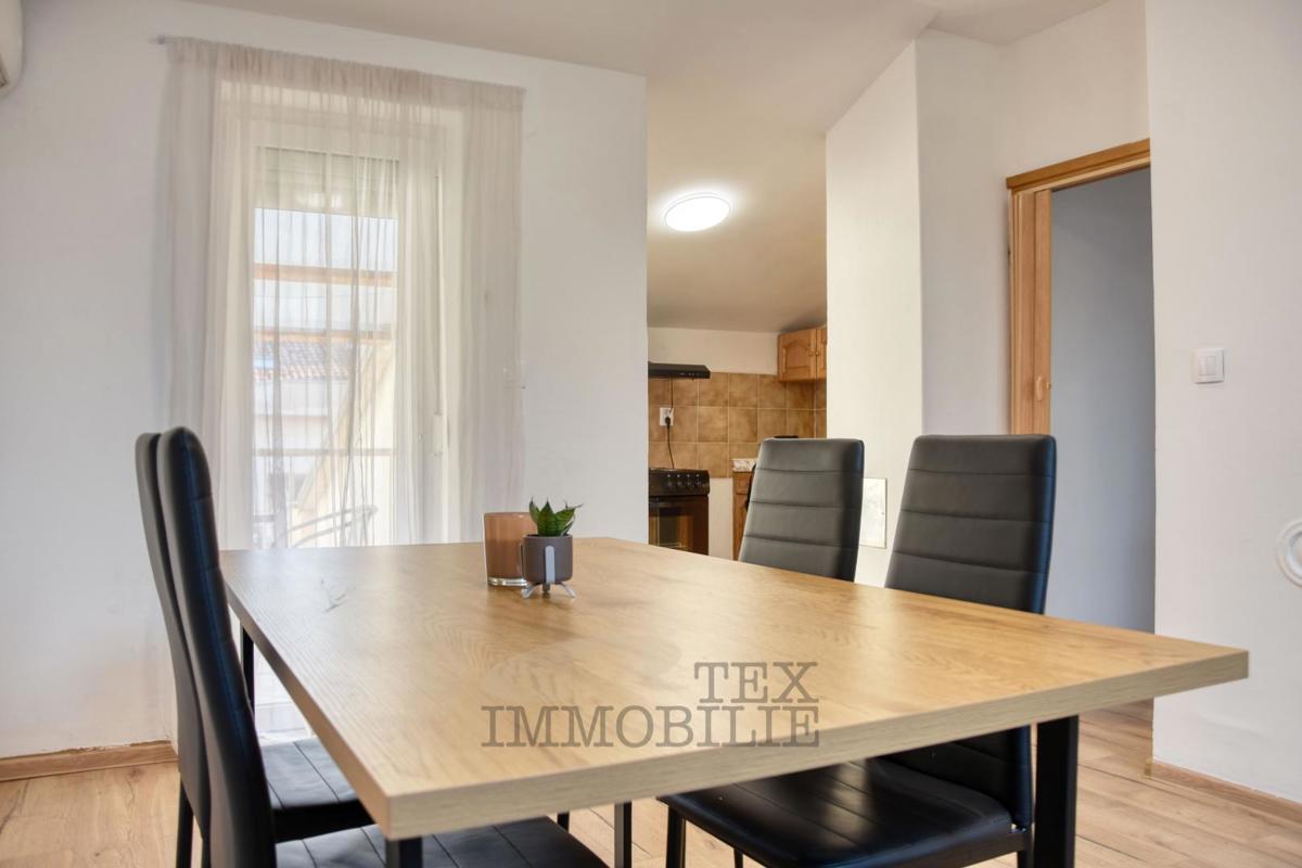 Naprodaj stanovanje na odlični lokaciji v centru Poreča – 300 m od morja!