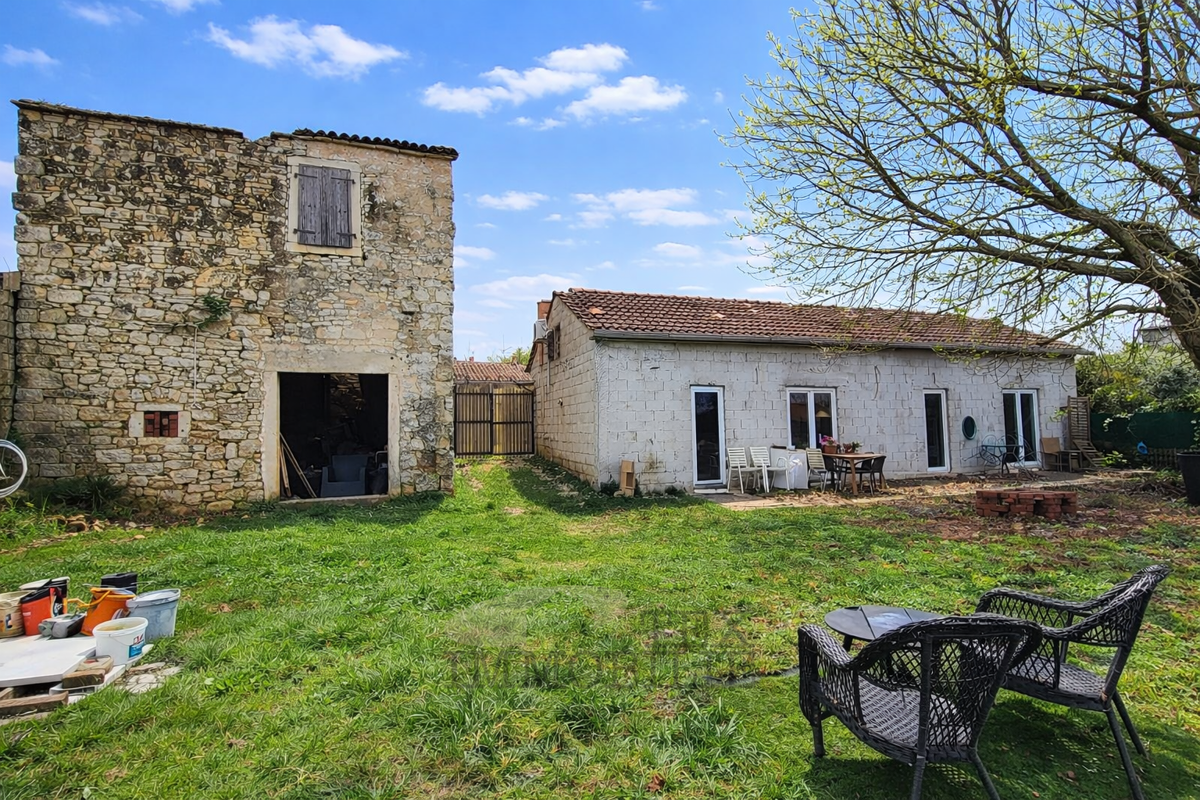 Pritlična hiša in kamnita ruševina – okolica Poreča, Višnjan, 12 km od morja