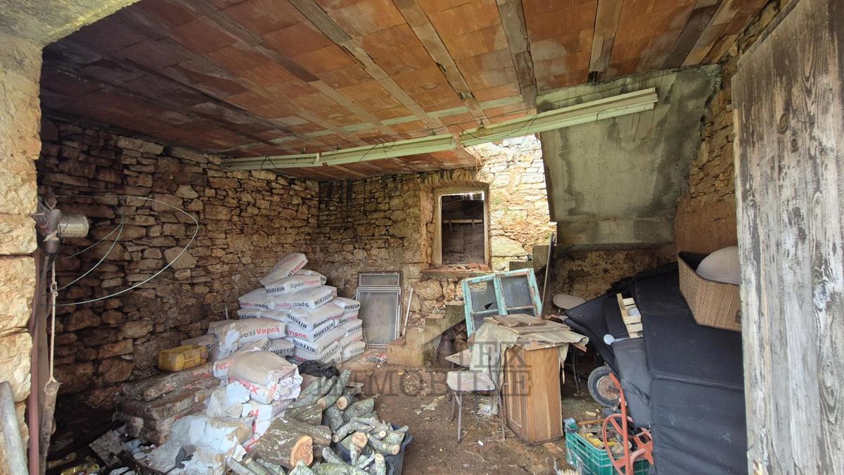 Pritlična hiša in kamnita ruševina – okolica Poreča, Višnjan, 12 km od morja