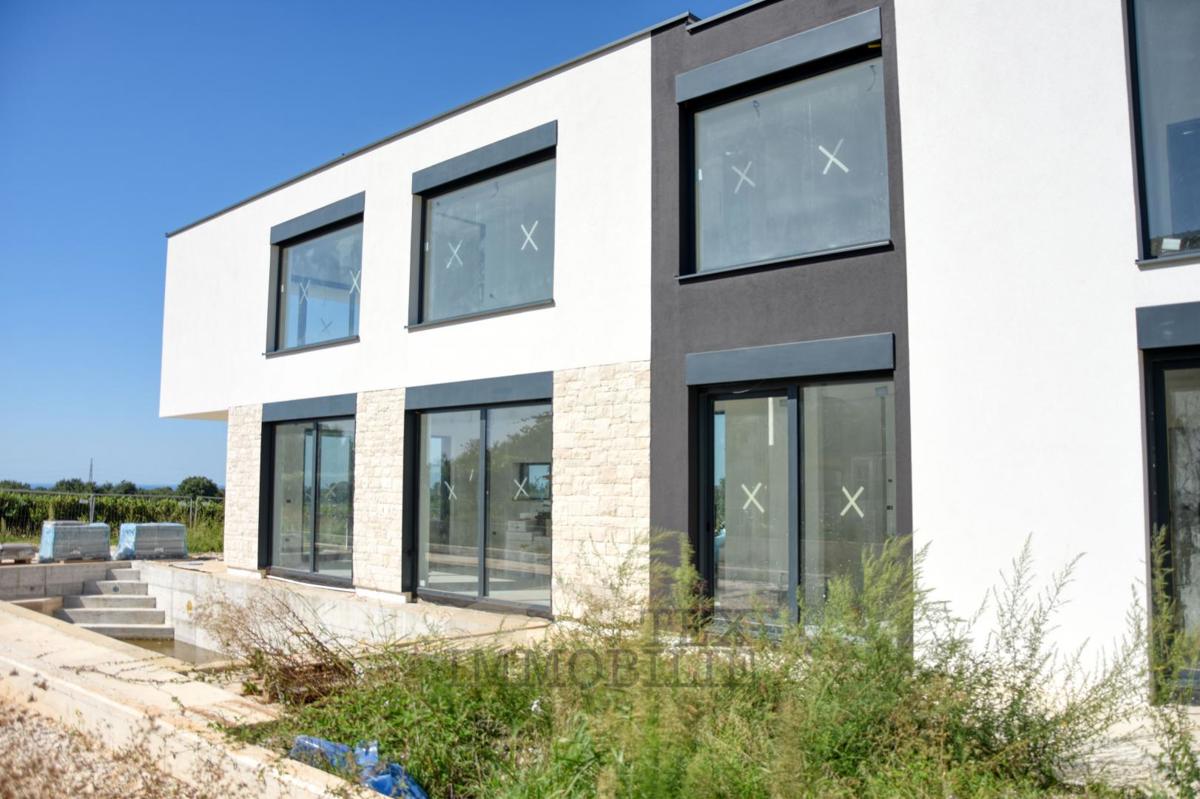 Okolica Poreča, naprodaj je čudovita vila s pogledom na morje