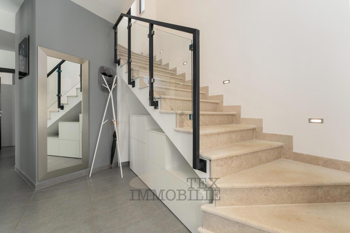 Moderna hiša z bazenom in pogledom na morje, 158m2