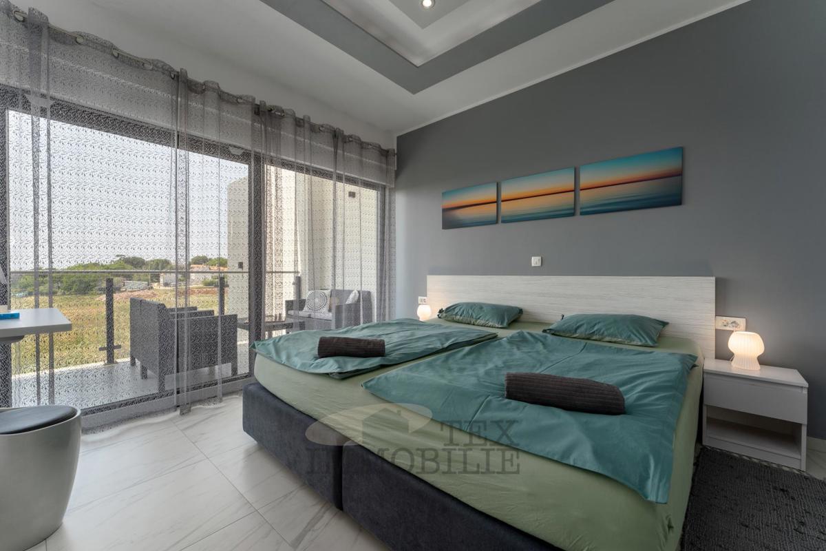 Moderna hiša z bazenom in pogledom na morje, 158m2