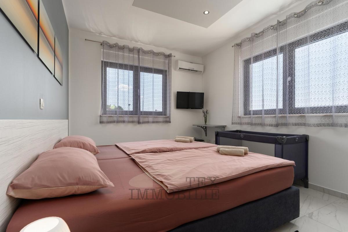 Moderna hiša z bazenom in pogledom na morje, 158m2