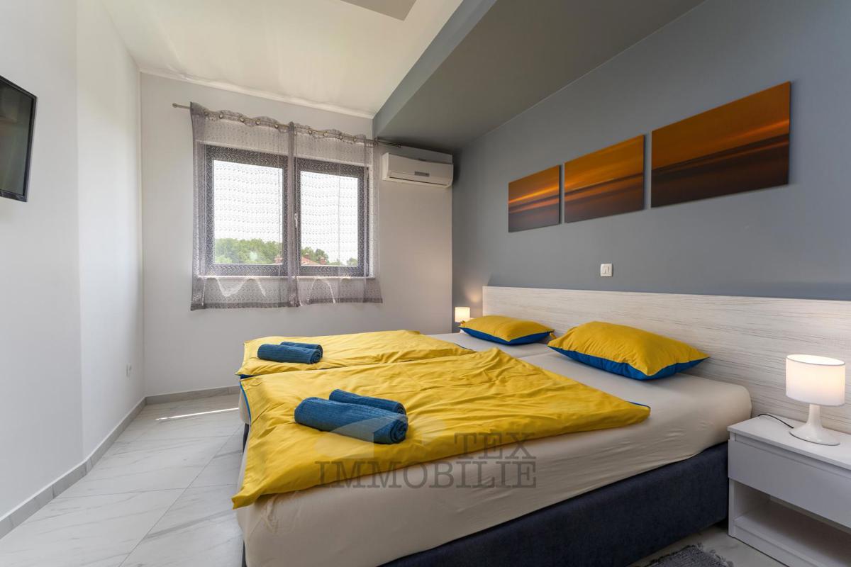 Moderna hiša z bazenom in pogledom na morje, 158m2
