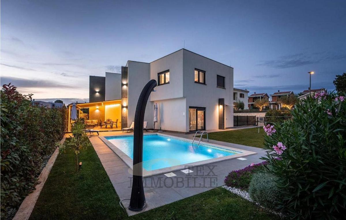 Moderna hiša z bazenom in pogledom na morje, 158m2