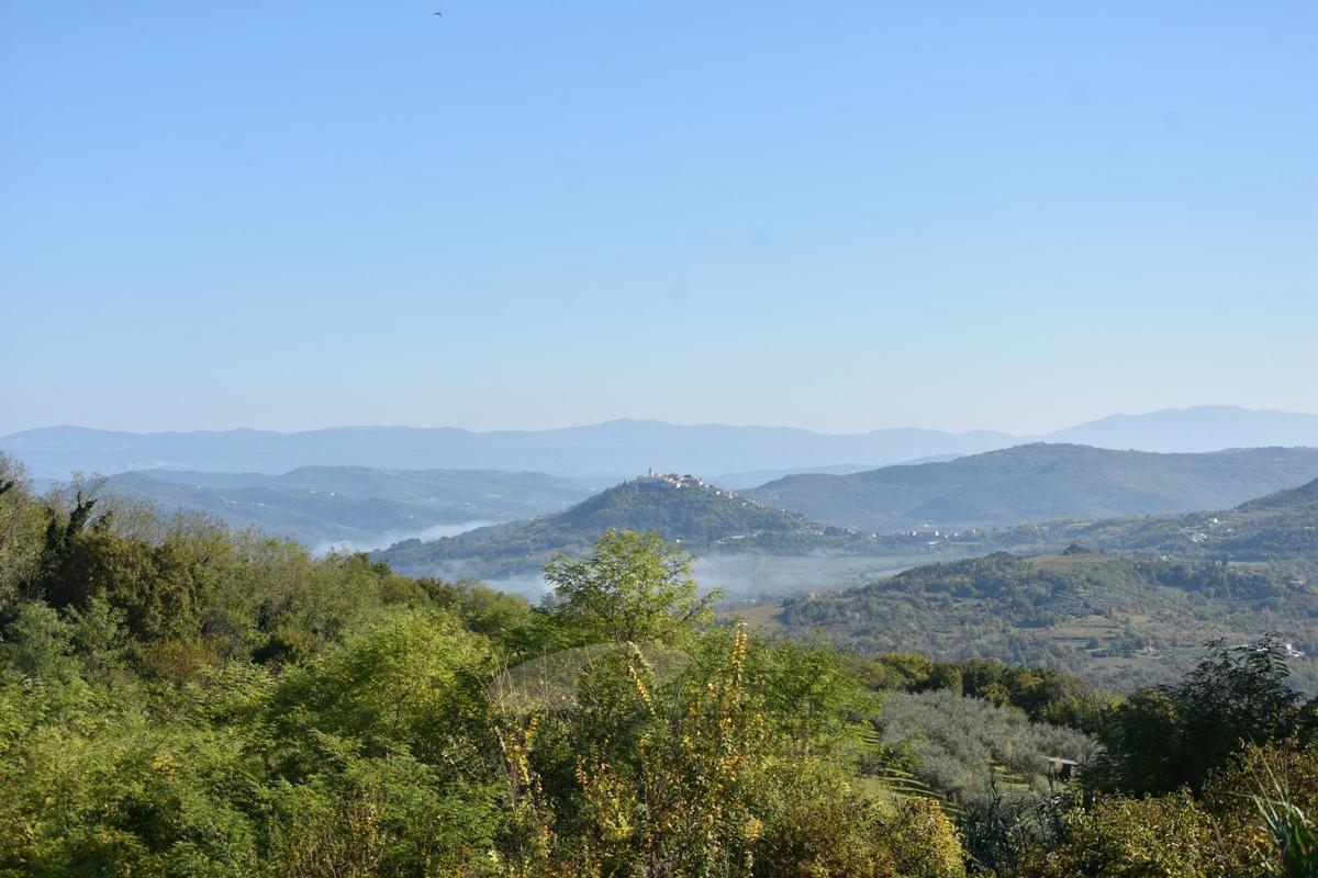 Zazidljivo zemljišče v slikovitem mestecu Vižinada, 4123 m2