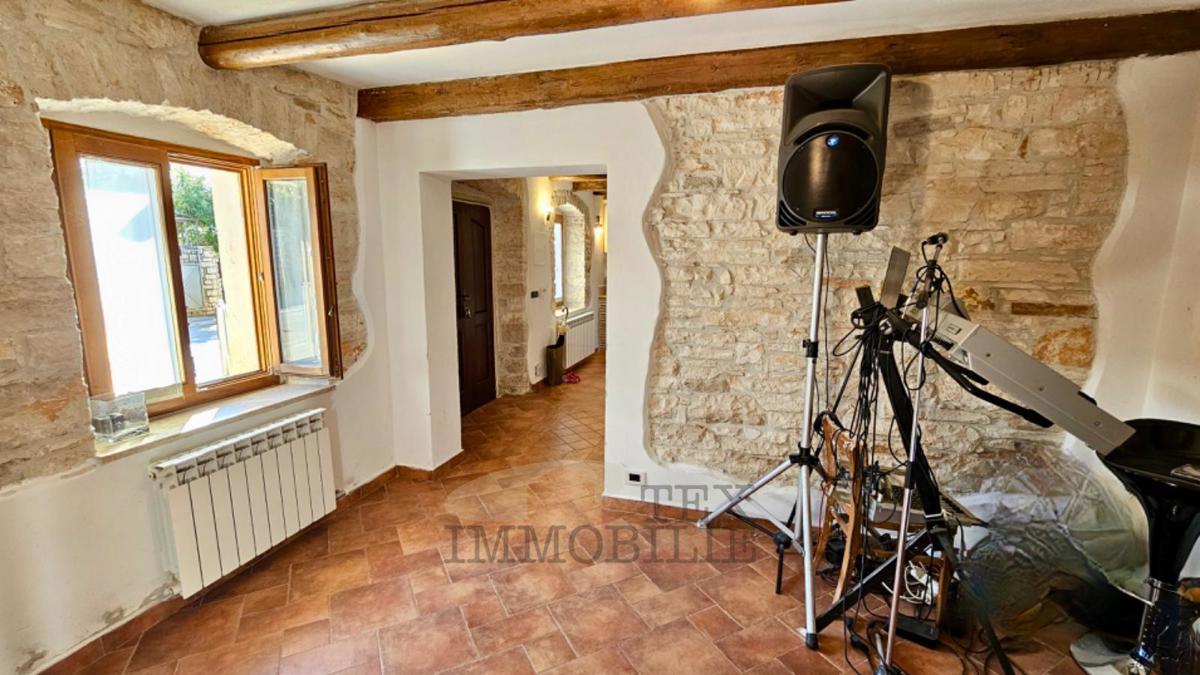 Lepa samostojna kamnita hiša z vrtom
