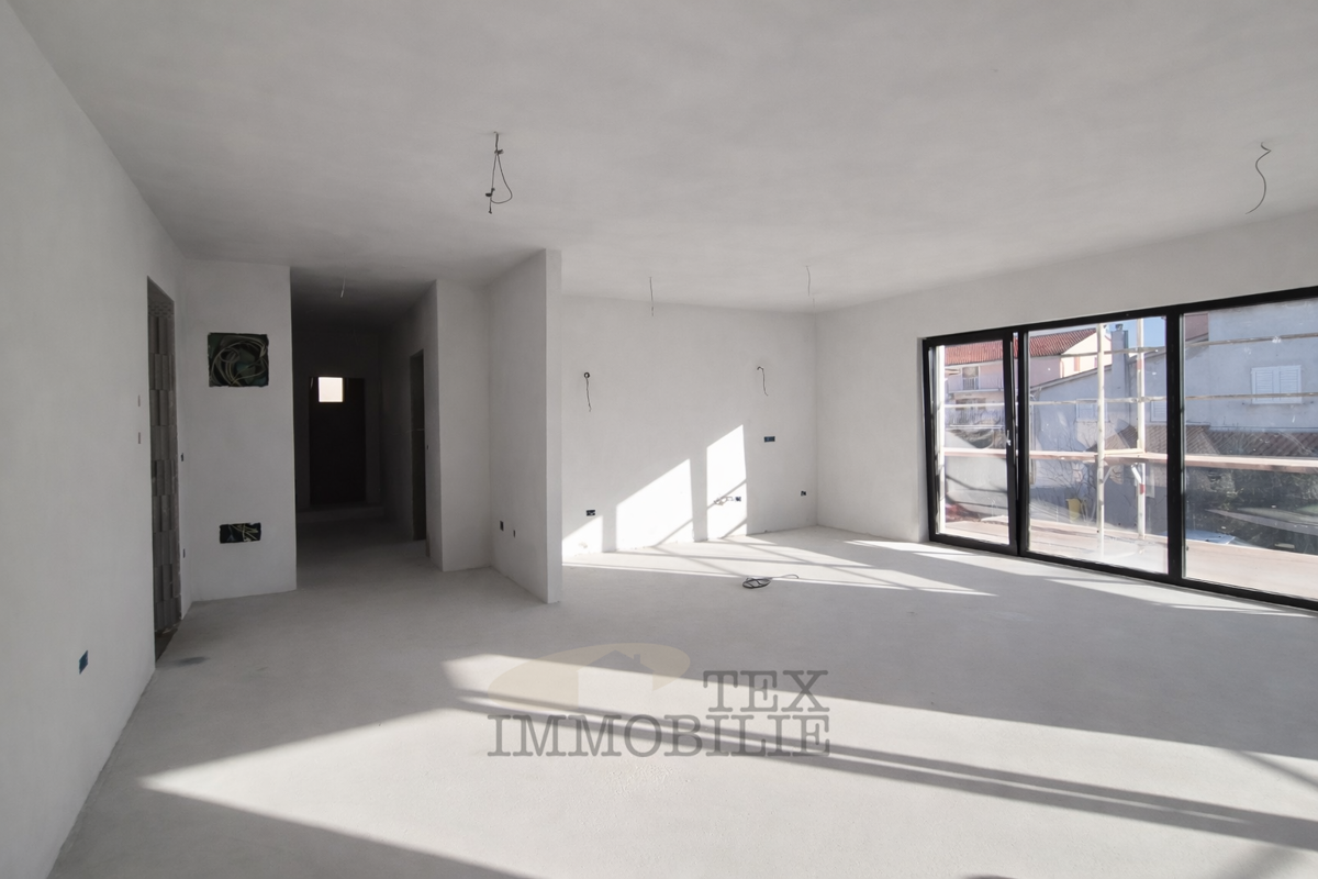 Okolica Poreča, stanovanje s tremi spalnicami, 1 km od morja