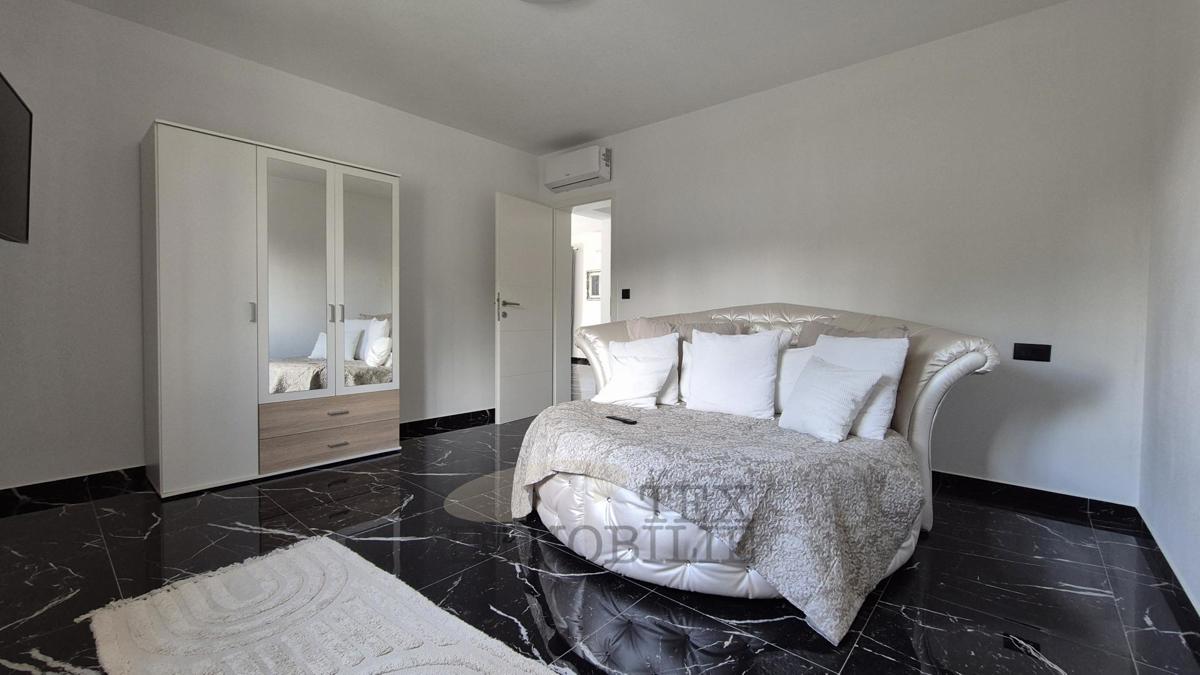 Hiša z dvema apartmajema le 4 km od Poreča