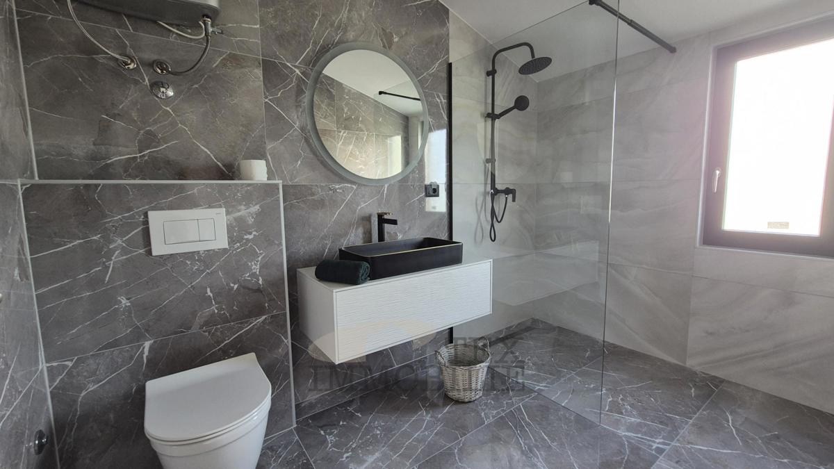 Hiša z dvema apartmajema le 4 km od Poreča