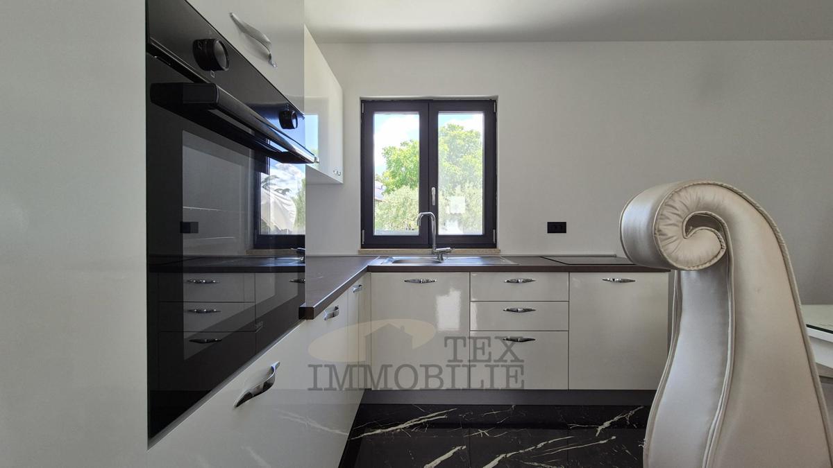 Hiša z dvema apartmajema le 4 km od Poreča