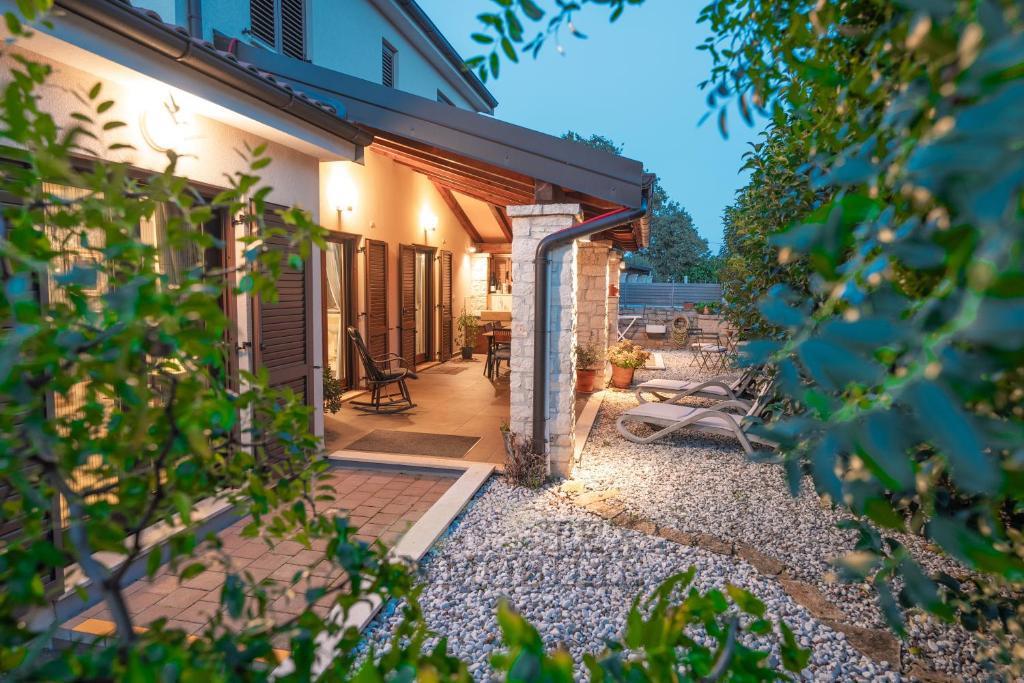Lepa hiša z bazenom, oddaljena le 10 km od Poreča in morja