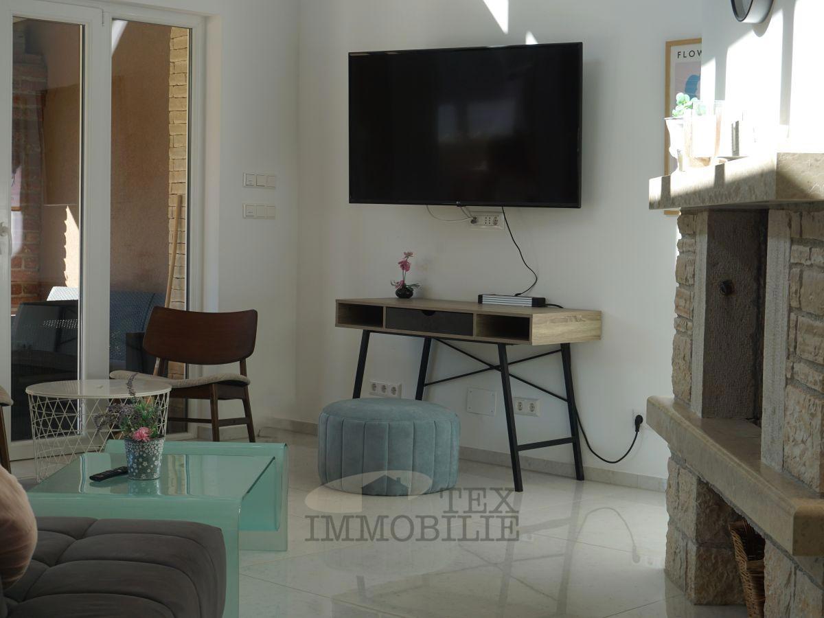 Moderna hiša z bazenom in vrtom, odprte zasnove z galerijo – v okolici Poreča
