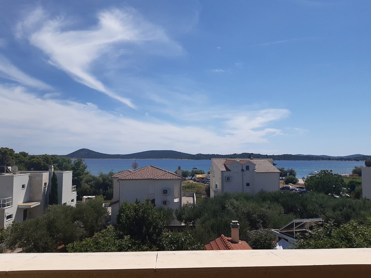 Vodice- 140 m od mora i plaže, prodaja kuće 300m2 sa pogledom na more!!