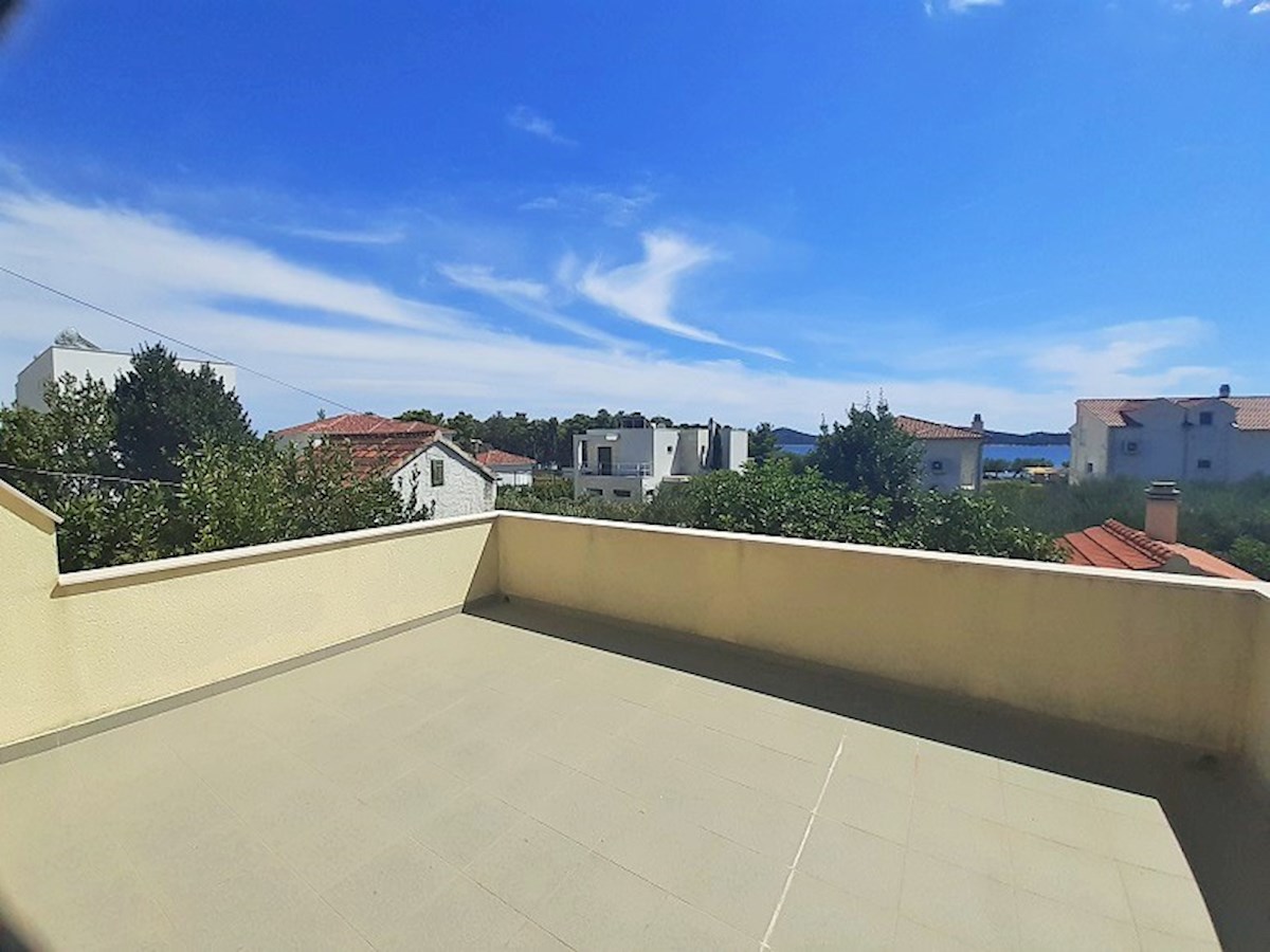 Vodice- 140 m od mora i plaže, prodaja kuće 300m2 sa pogledom na more!!