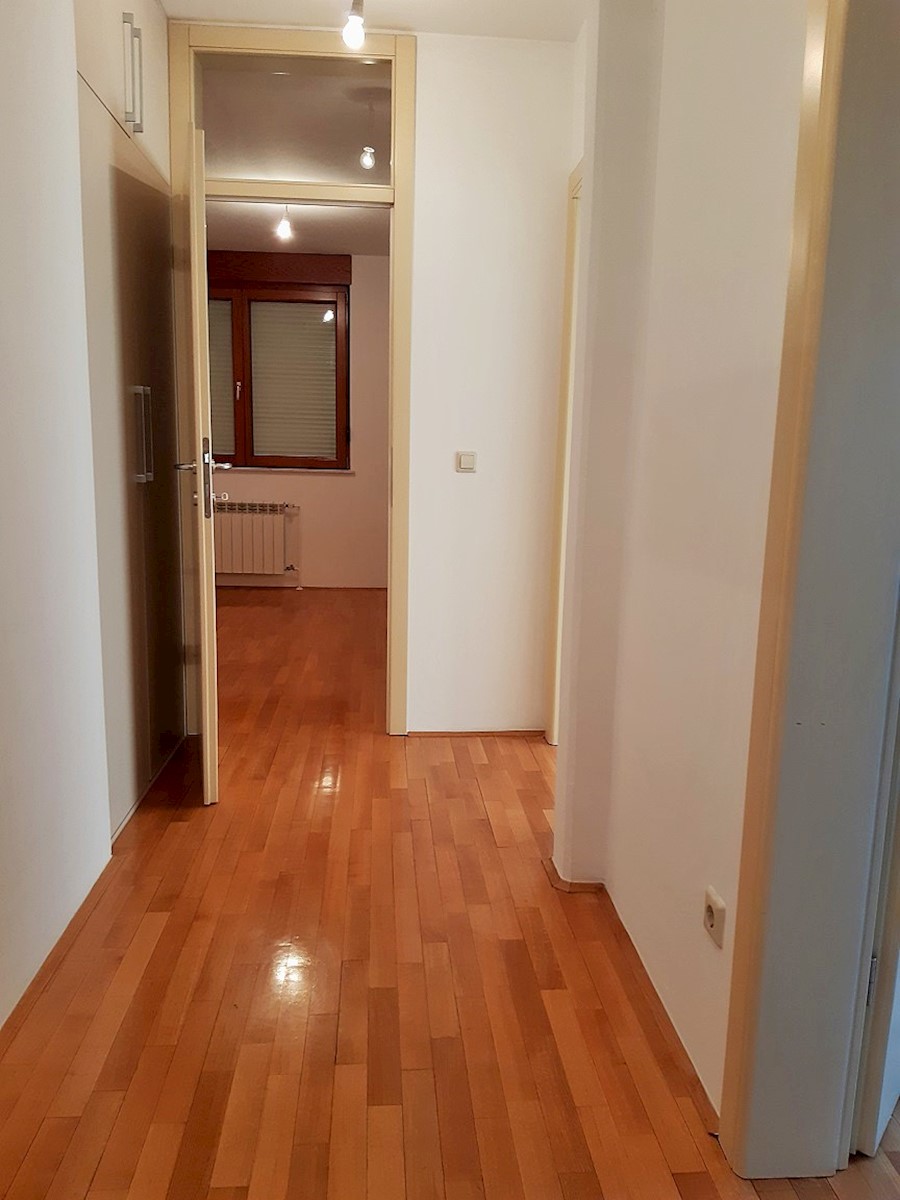 Zagreb, Trešnjevka, luksuzno petsobno stanovanje-penthouse, 3 parkirna mesta