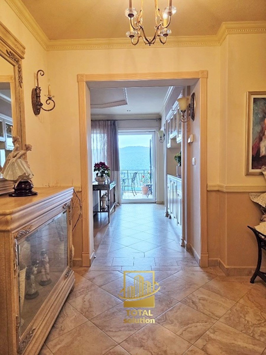 Rabac, ekskluzivna vila 350 m2 s fantastičnim pogledom na morje!!