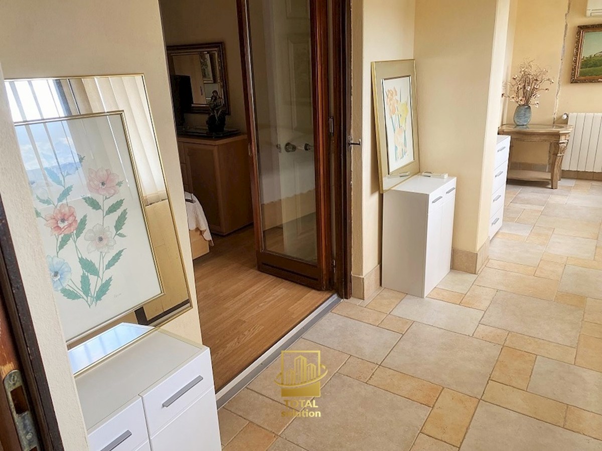 Rabac, ekskluzivna vila 350 m2 s fantastičnim pogledom na morje!!