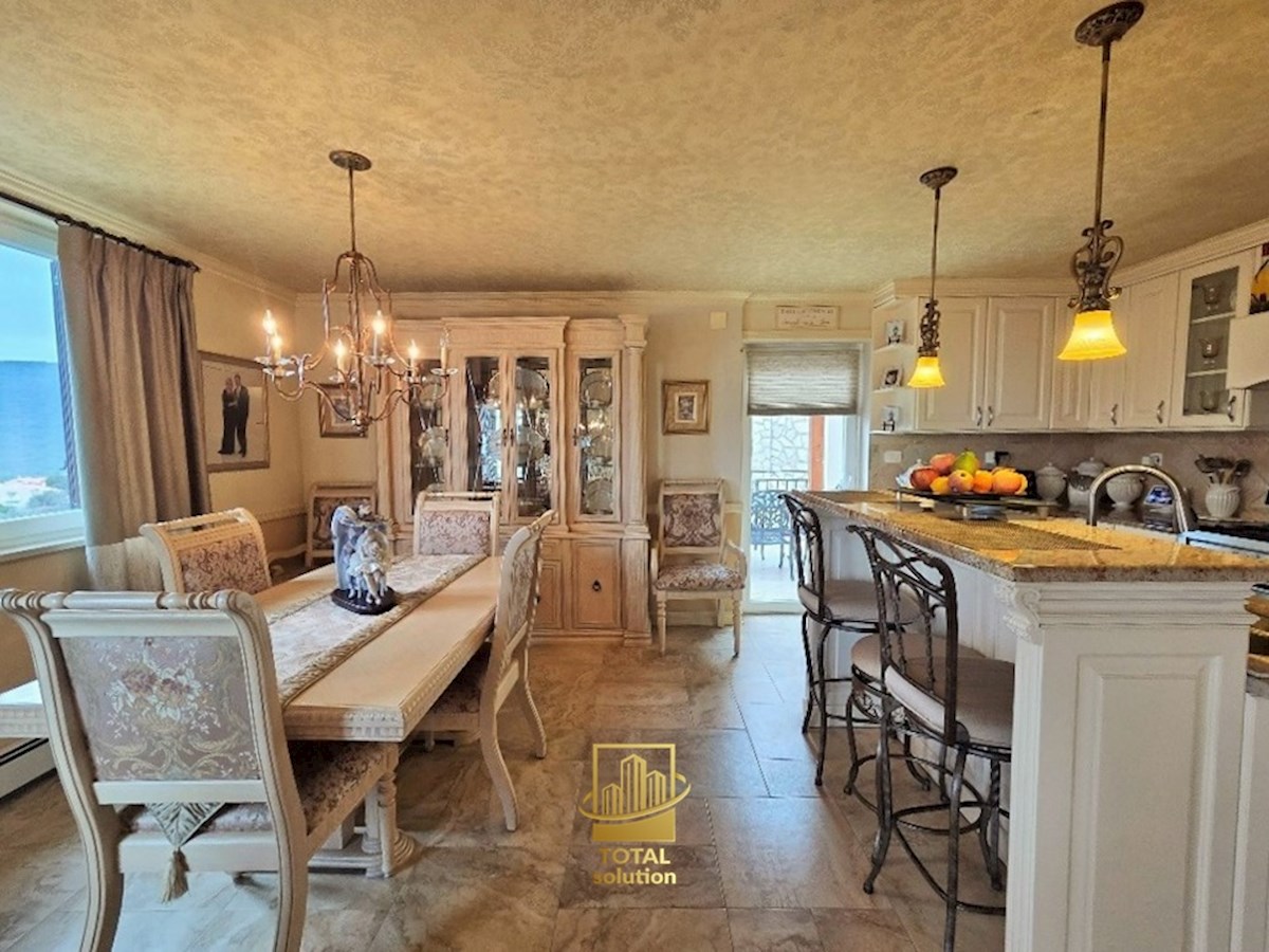 Rabac, ekskluzivna vila 350 m2 s fantastičnim pogledom na morje!!