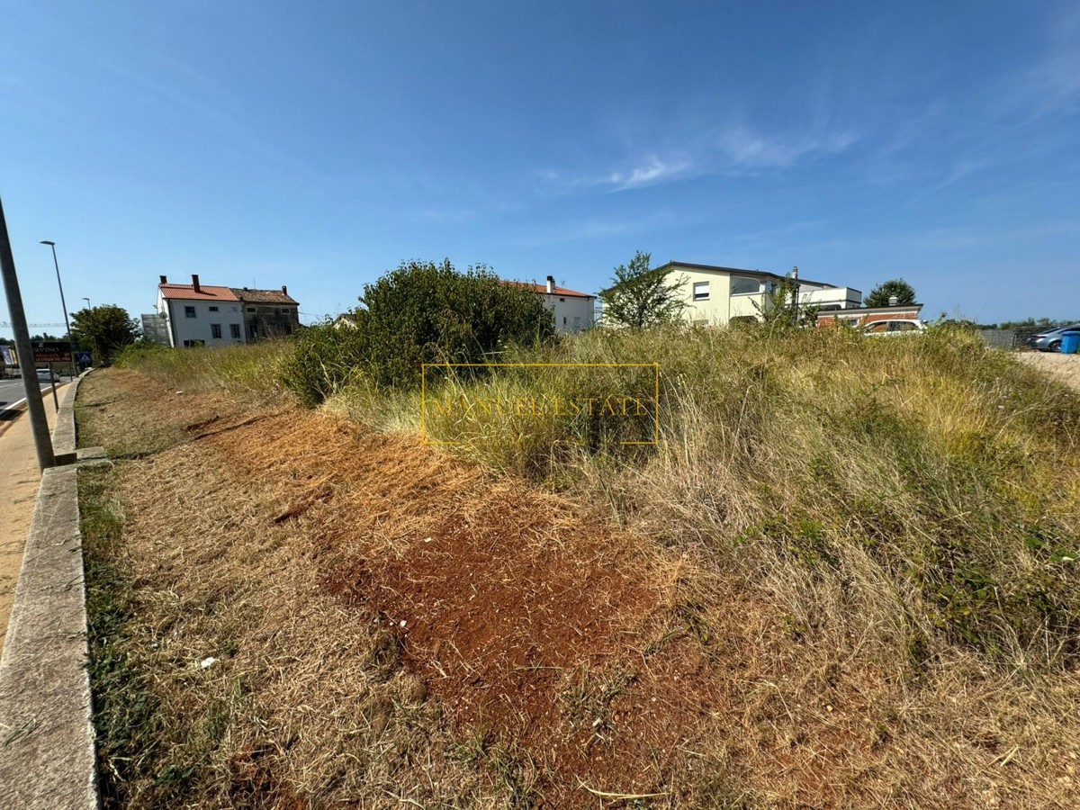 Gradbeno zemljišče 1858 m2, blizu Novigrada