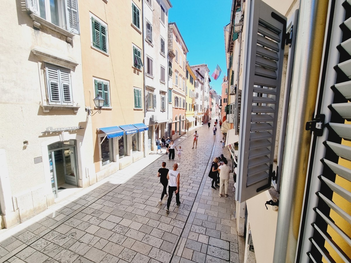 EKSKLUZIVNO!!! Edinstveno stanovanje s pogledom na morje in marino v središču Rovinja.