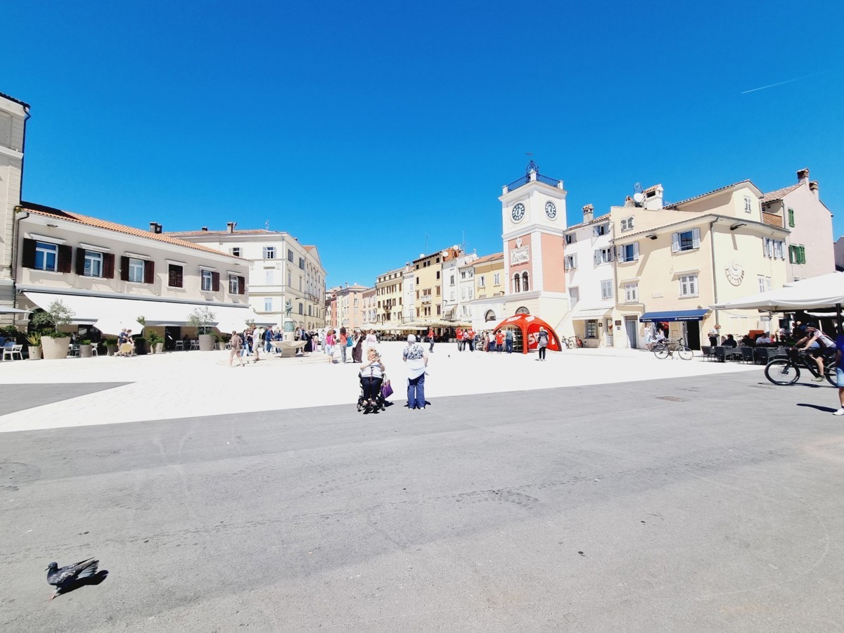 EKSKLUZIVNO!!! Edinstveno stanovanje s pogledom na morje in marino v središču Rovinja.