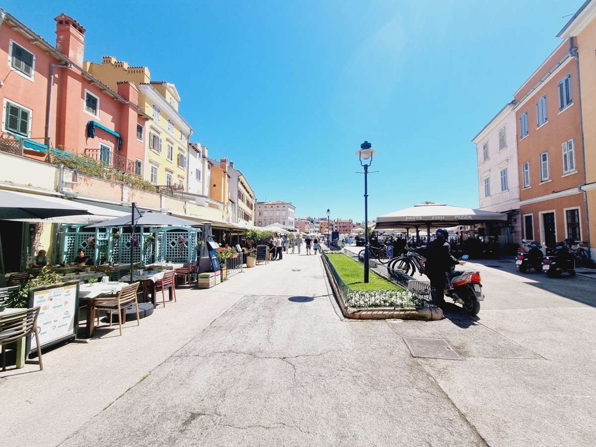 EKSKLUZIVNO!!! Edinstveno stanovanje s pogledom na morje in marino v središču Rovinja.