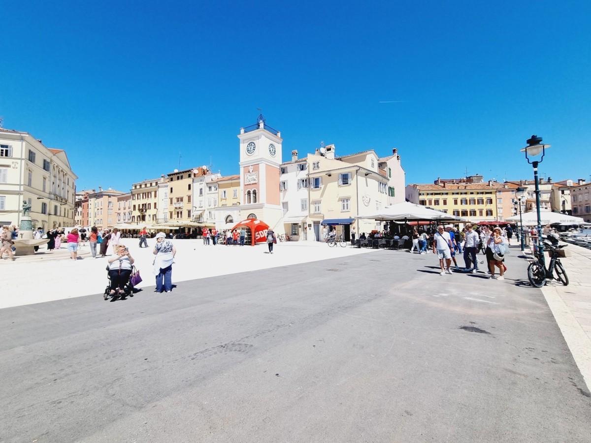 EKSKLUZIVNO!!! Edinstveno stanovanje s pogledom na morje in marino v središču Rovinja.