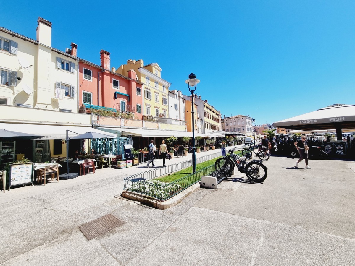 EKSKLUZIVNO!!! Edinstveno stanovanje s pogledom na morje in marino v središču Rovinja.