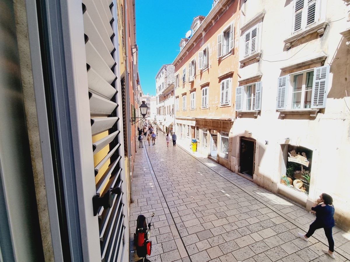 EKSKLUZIVNO!!! Edinstveno stanovanje s pogledom na morje in marino v središču Rovinja.