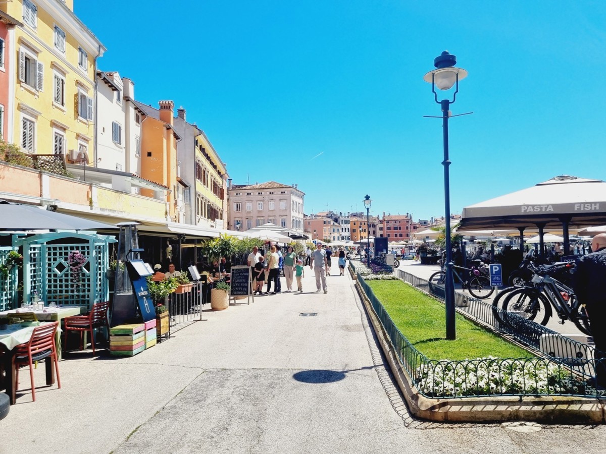 EKSKLUZIVNO!!! Edinstveno stanovanje s pogledom na morje in marino v središču Rovinja.