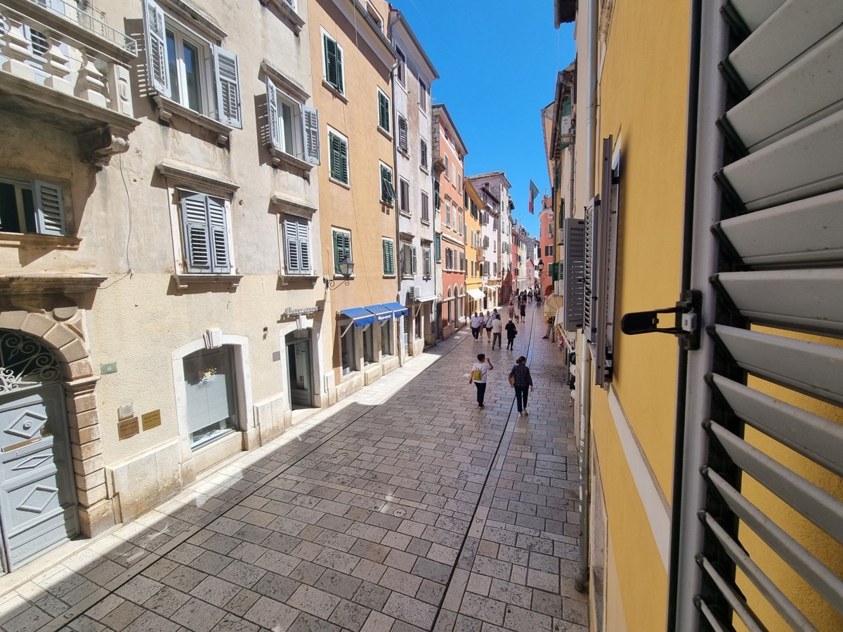 EKSKLUZIVNO!!! Edinstveno stanovanje s pogledom na morje in marino v središču Rovinja.