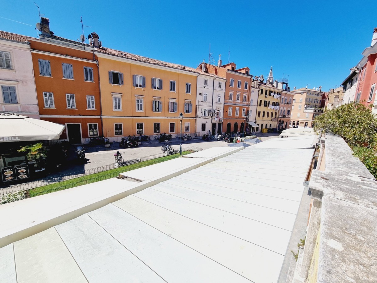 EKSKLUZIVNO!!! Edinstveno stanovanje s pogledom na morje in marino v središču Rovinja.