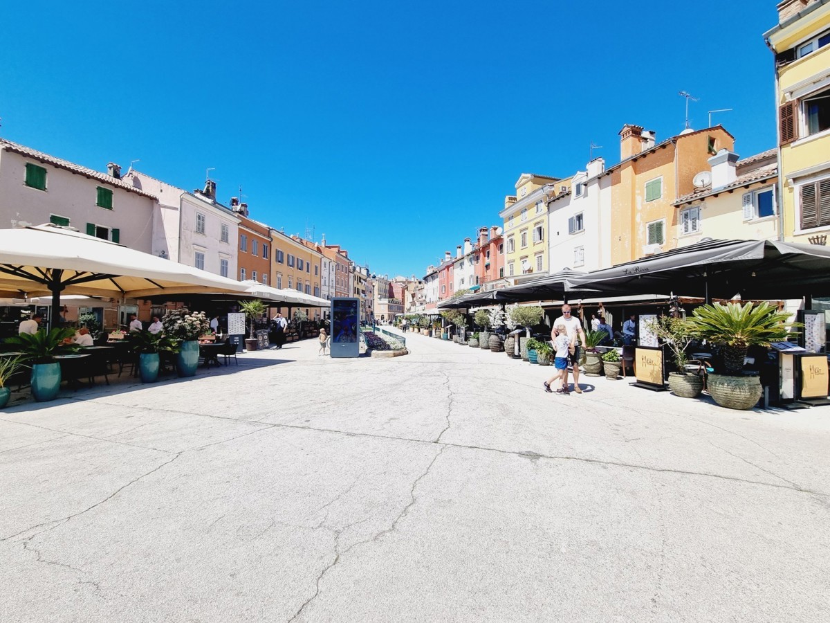 EKSKLUZIVNO!!! Edinstveno stanovanje s pogledom na morje in marino v središču Rovinja.