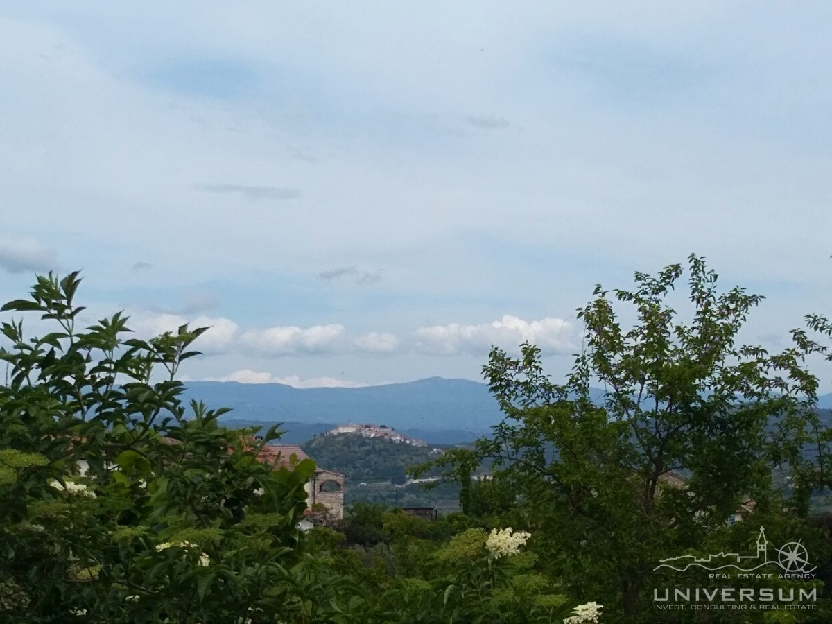 Gradbeno zemljišče s pogledom na Motovun, staro mestno jedro in naravo in Vižinada