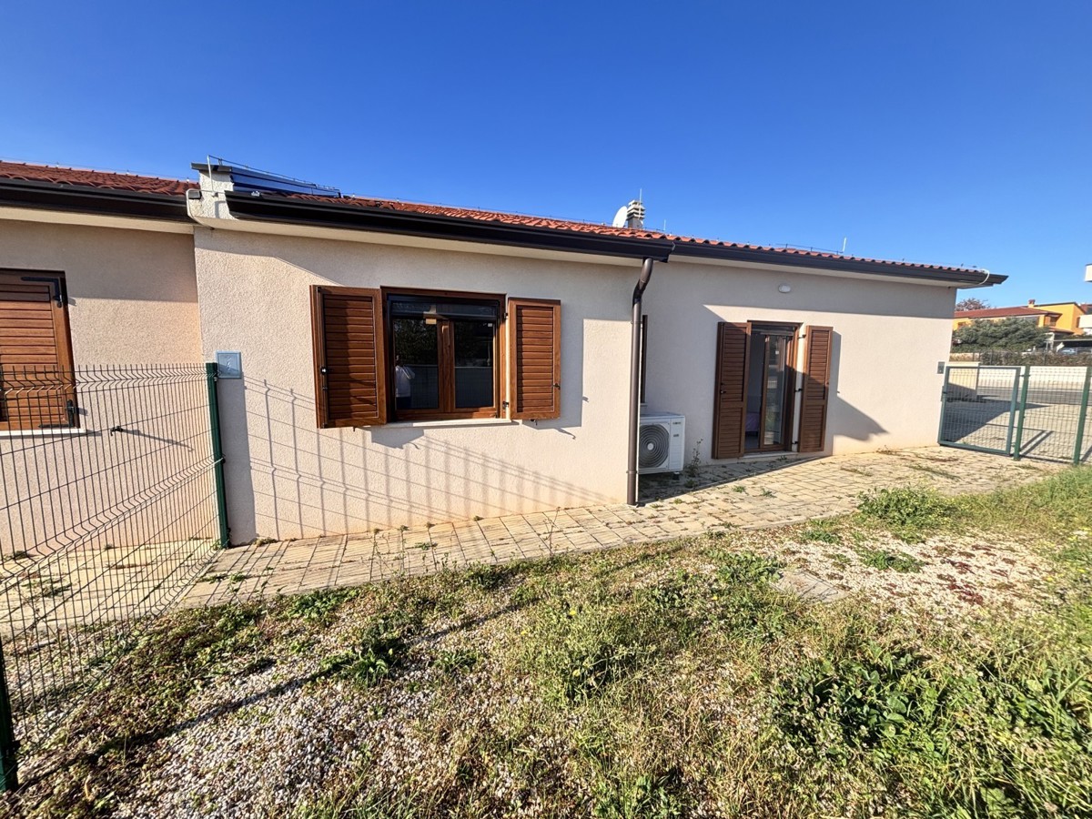 Čudovita enonadstropna hiša na mirni lokaciji v Novigradu