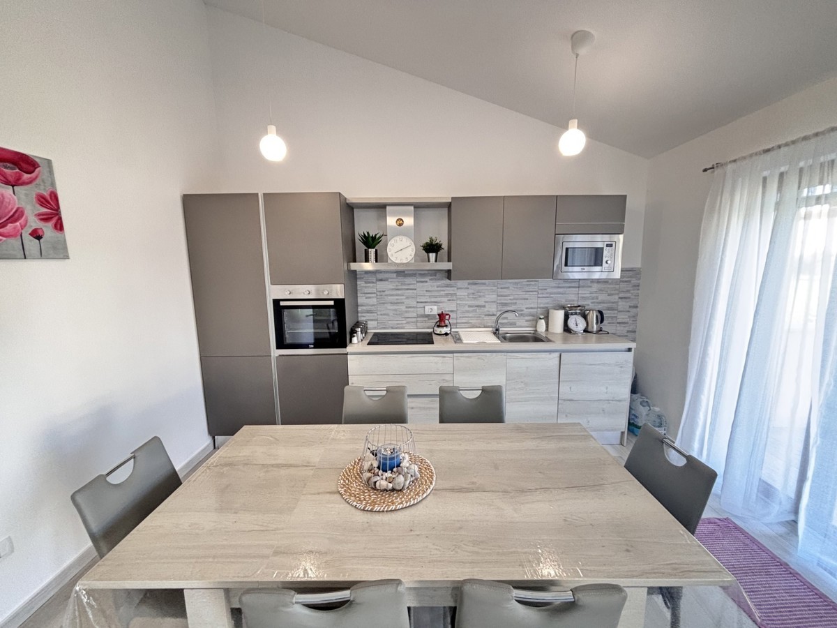 Čudovita enonadstropna hiša na mirni lokaciji v Novigradu