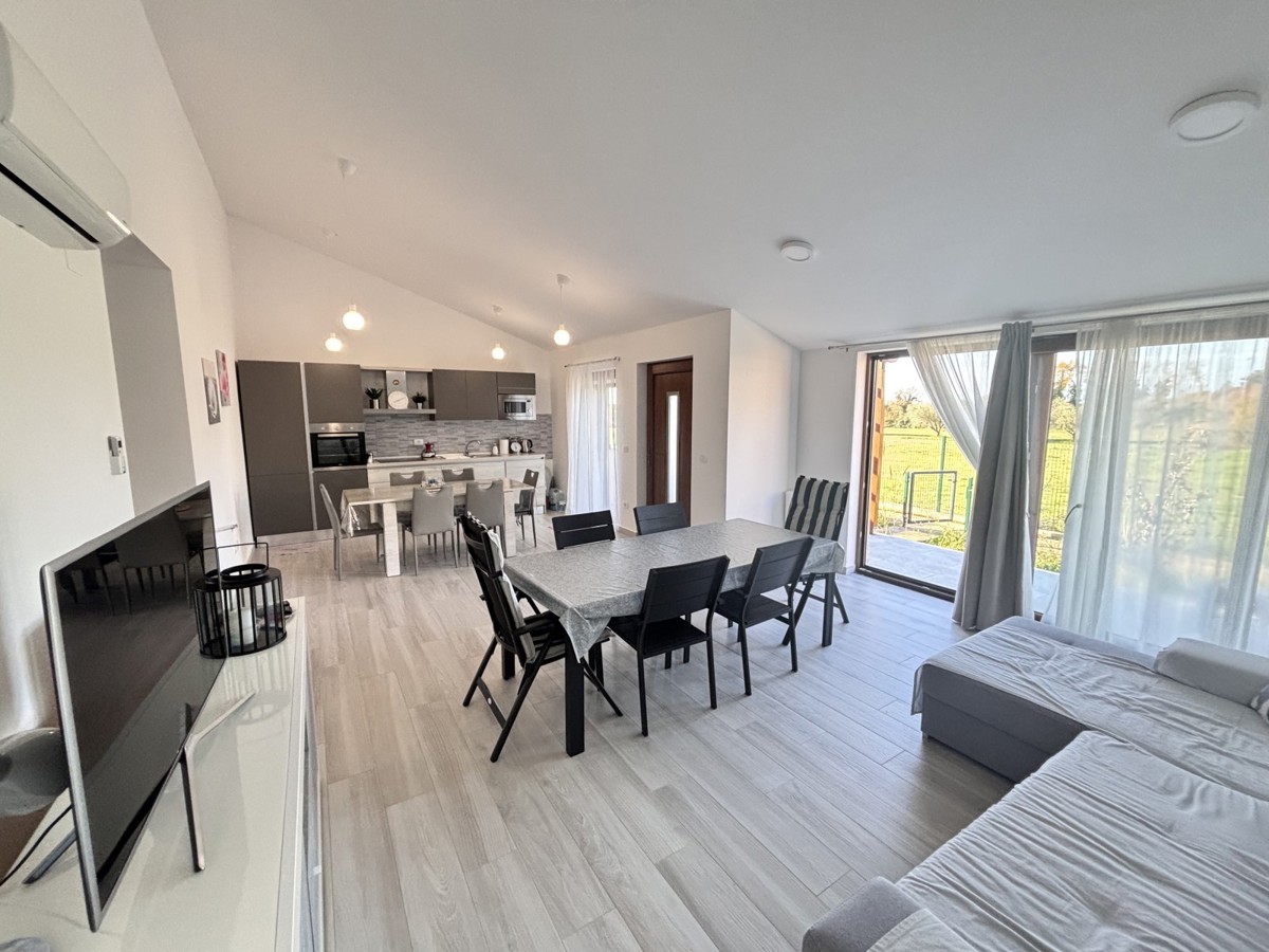 Čudovita enonadstropna hiša na mirni lokaciji v Novigradu