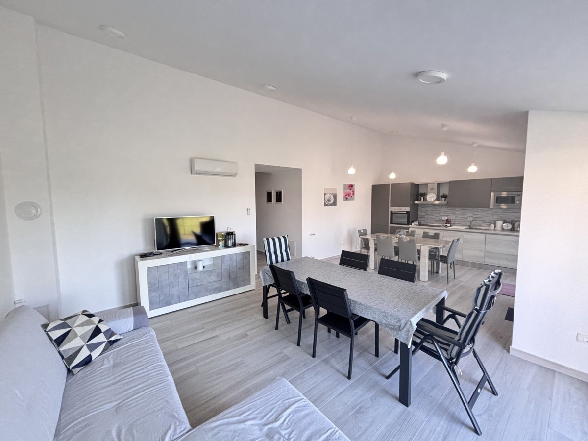 Čudovita enonadstropna hiša na mirni lokaciji v Novigradu