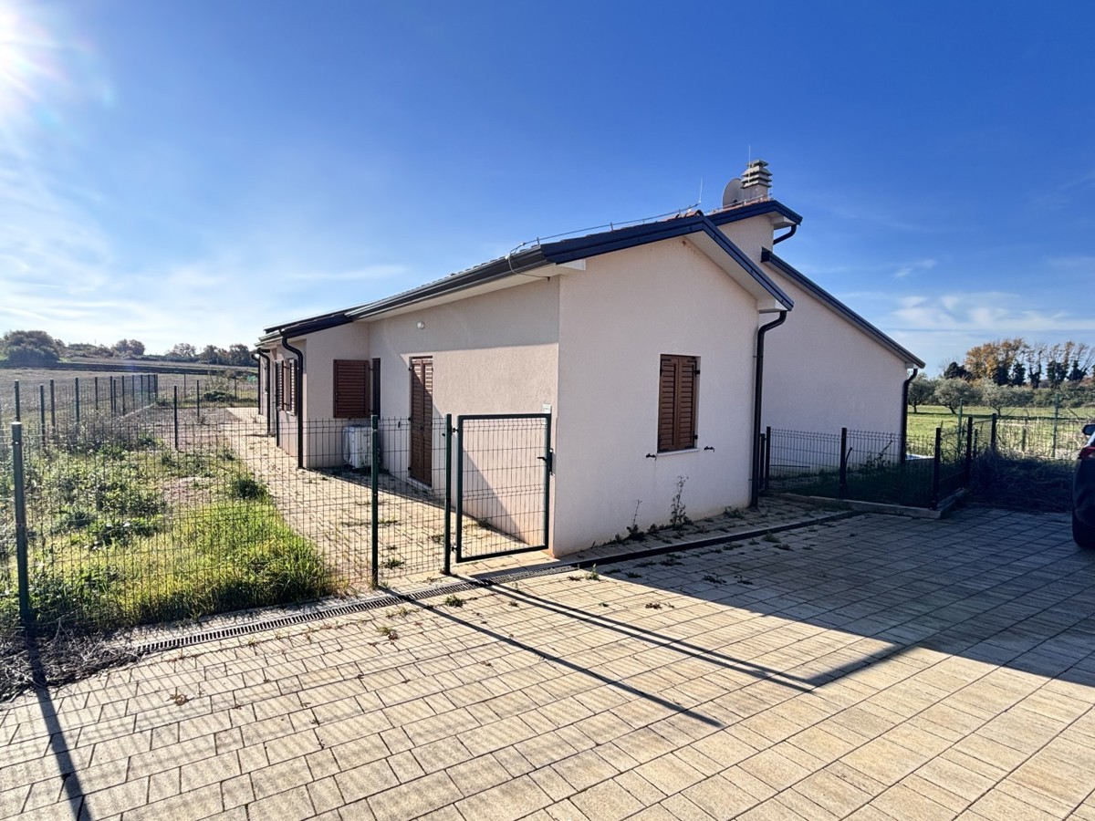 Čudovita enonadstropna hiša na mirni lokaciji v Novigradu