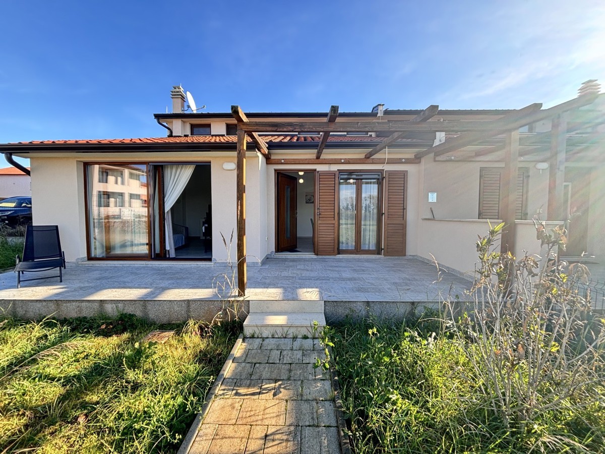 Čudovita enonadstropna hiša na mirni lokaciji v Novigradu