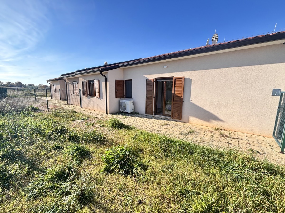 Čudovita enonadstropna hiša na mirni lokaciji v Novigradu