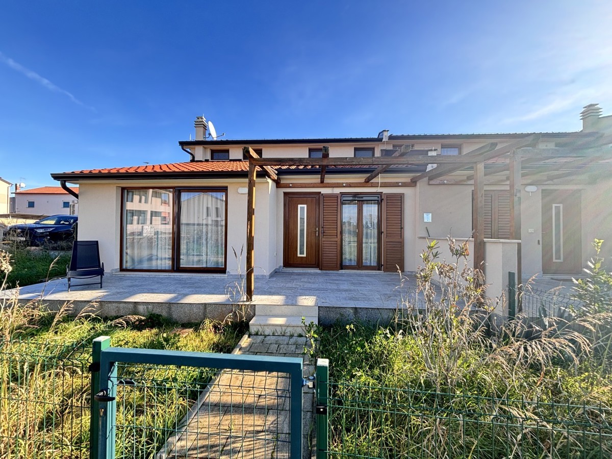 Čudovita enonadstropna hiša na mirni lokaciji v Novigradu