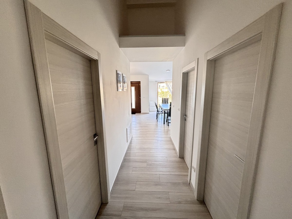 Čudovita enonadstropna hiša na mirni lokaciji v Novigradu