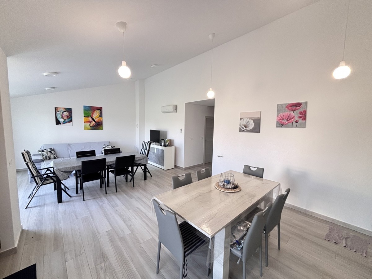 Čudovita enonadstropna hiša na mirni lokaciji v Novigradu