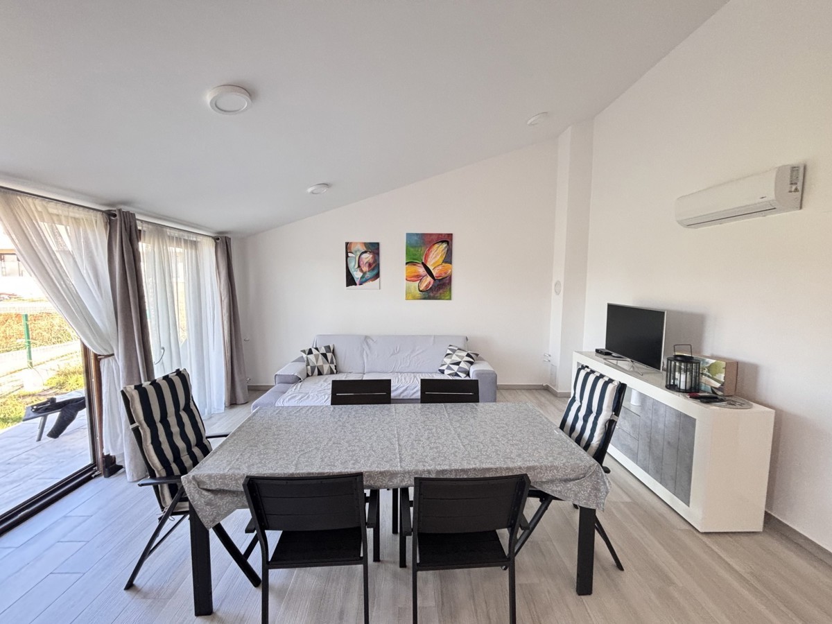 Čudovita enonadstropna hiša na mirni lokaciji v Novigradu