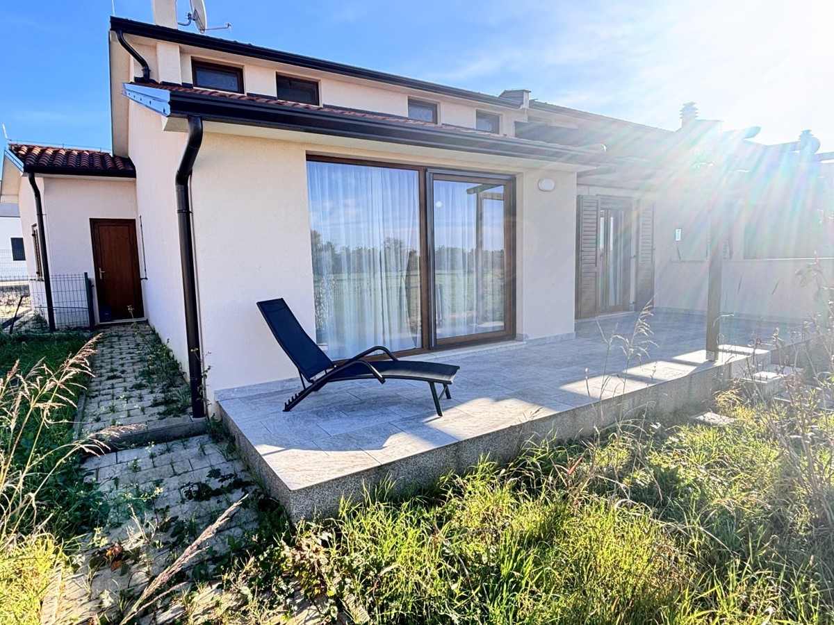 Čudovita enonadstropna hiša na mirni lokaciji v Novigradu