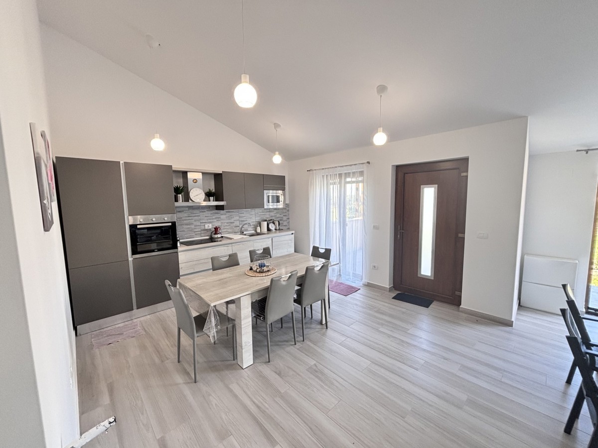 Čudovita enonadstropna hiša na mirni lokaciji v Novigradu