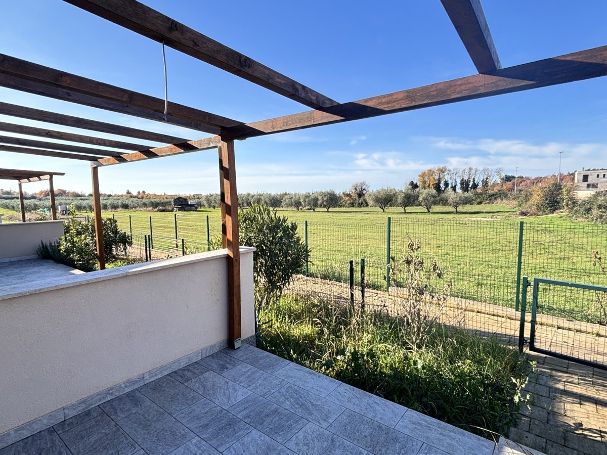 Čudovita enonadstropna hiša na mirni lokaciji v Novigradu